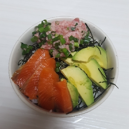 さっぱり酢飯のアボカド海鮮丼