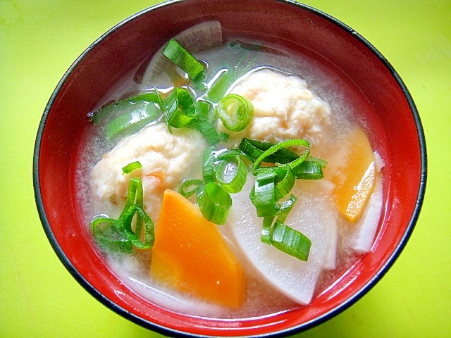 鶏ごぼうつくねと大根にんじんの味噌汁