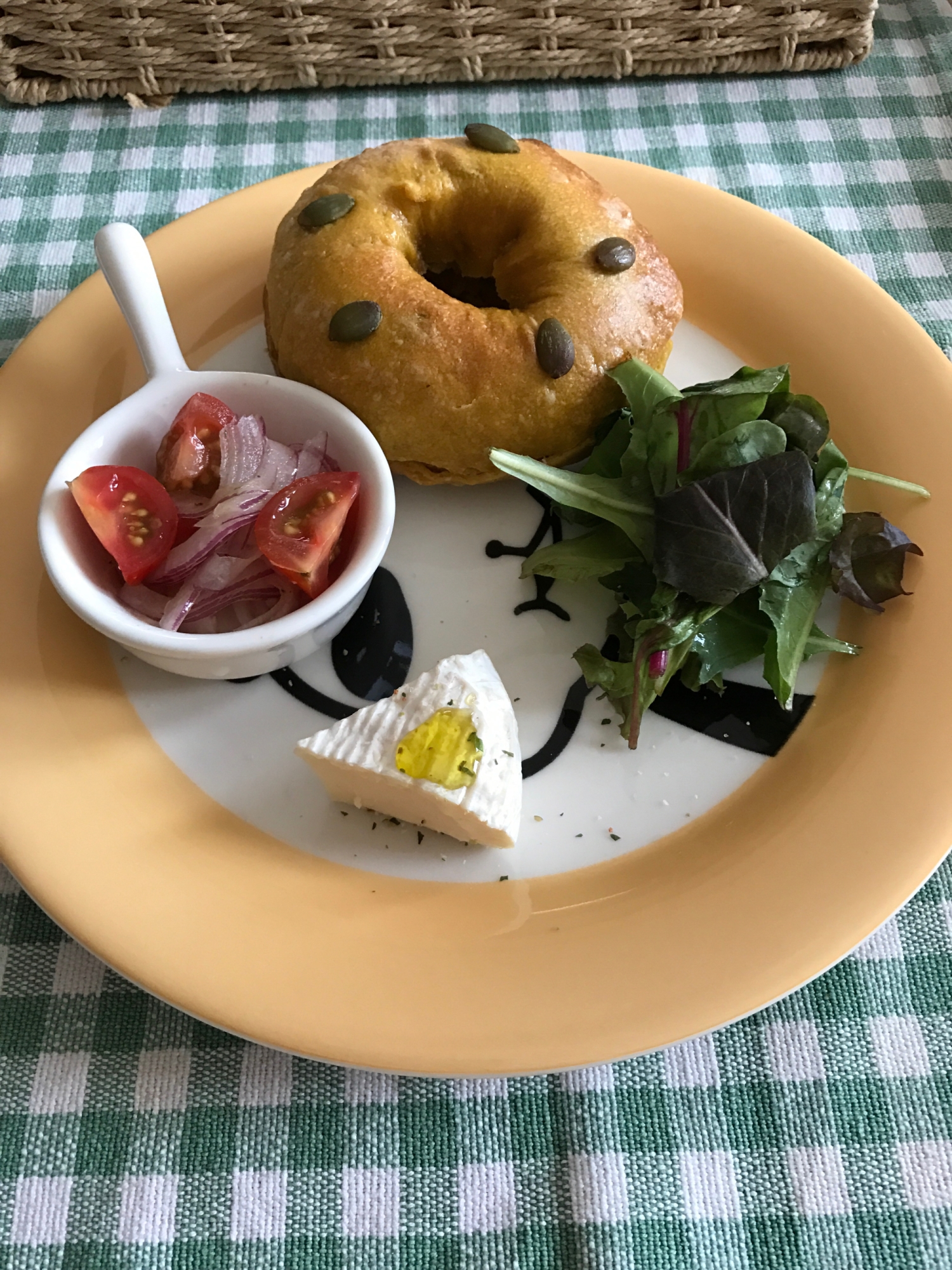 ベーグルとミニトマトのマリネの朝ごはんプレート