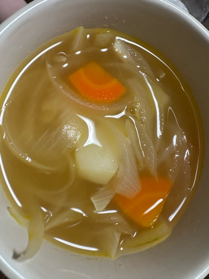 にんじんと玉ねぎのコンソメスープ