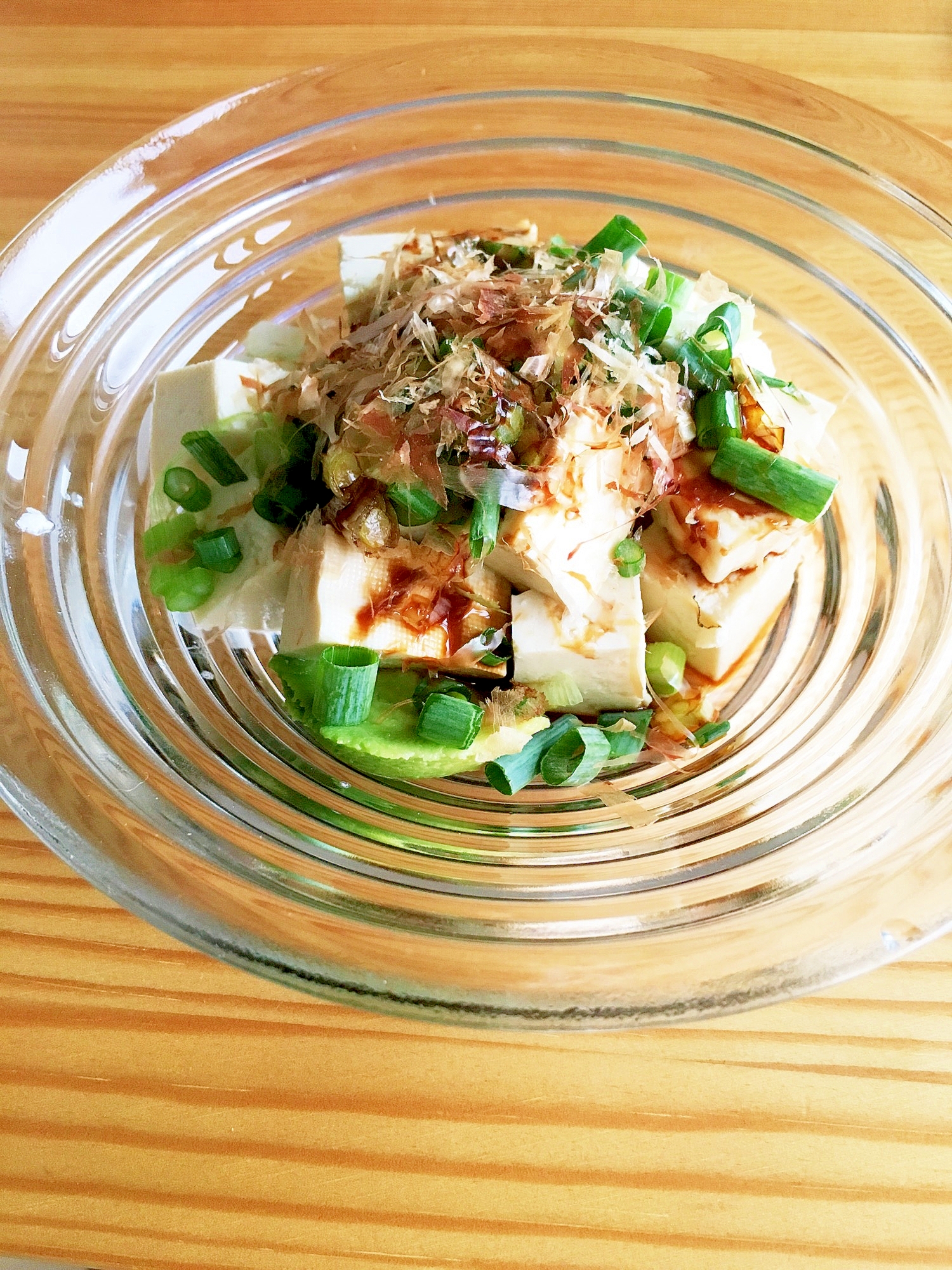 ガラス器に入ったアボカドわさびの冷奴