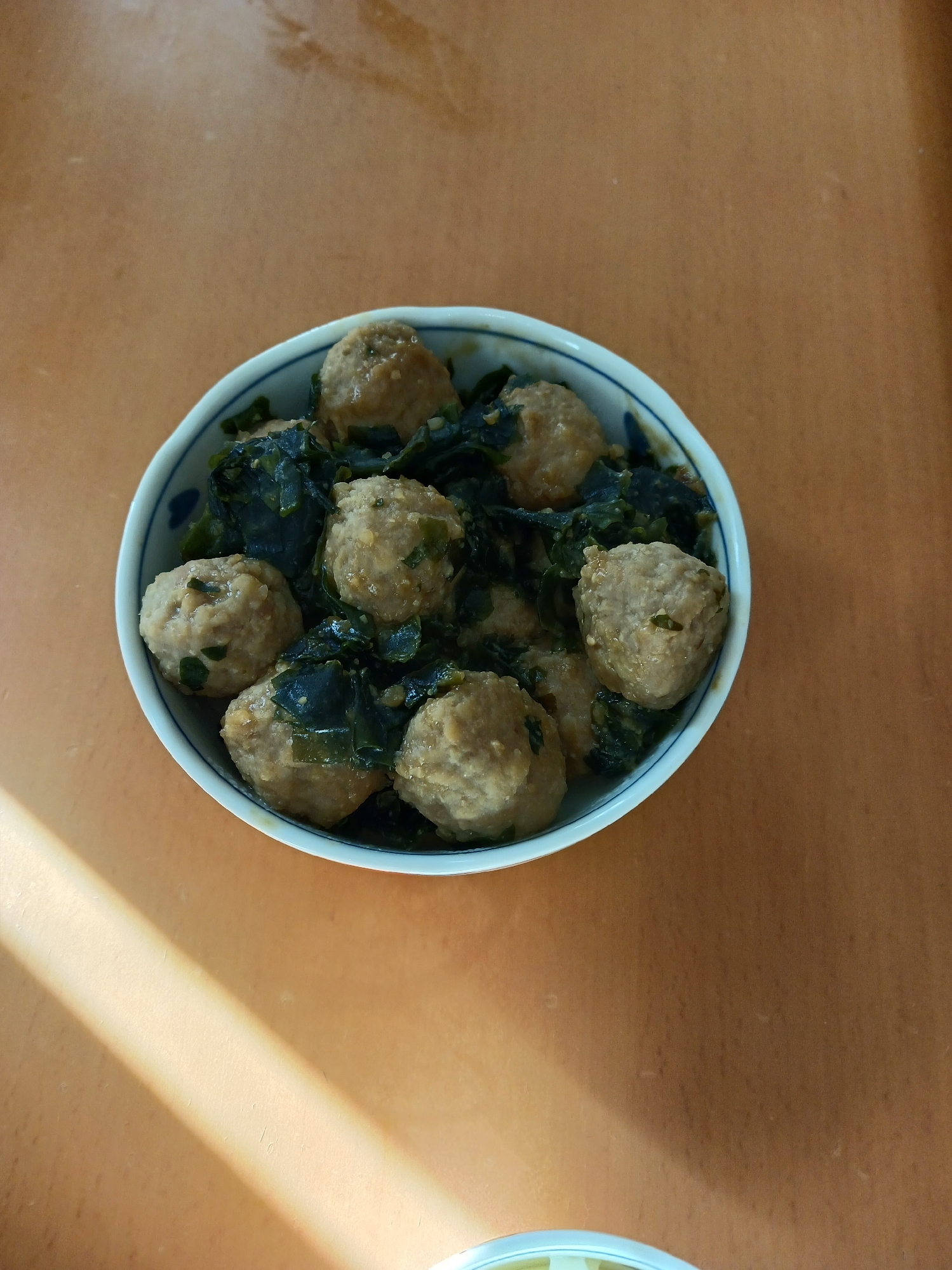 鶏肉団子とワカメのみそ炒め