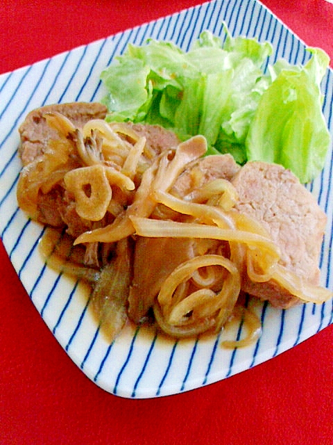 豚ヒレ肉のソテー：舞茸オニオンソース
