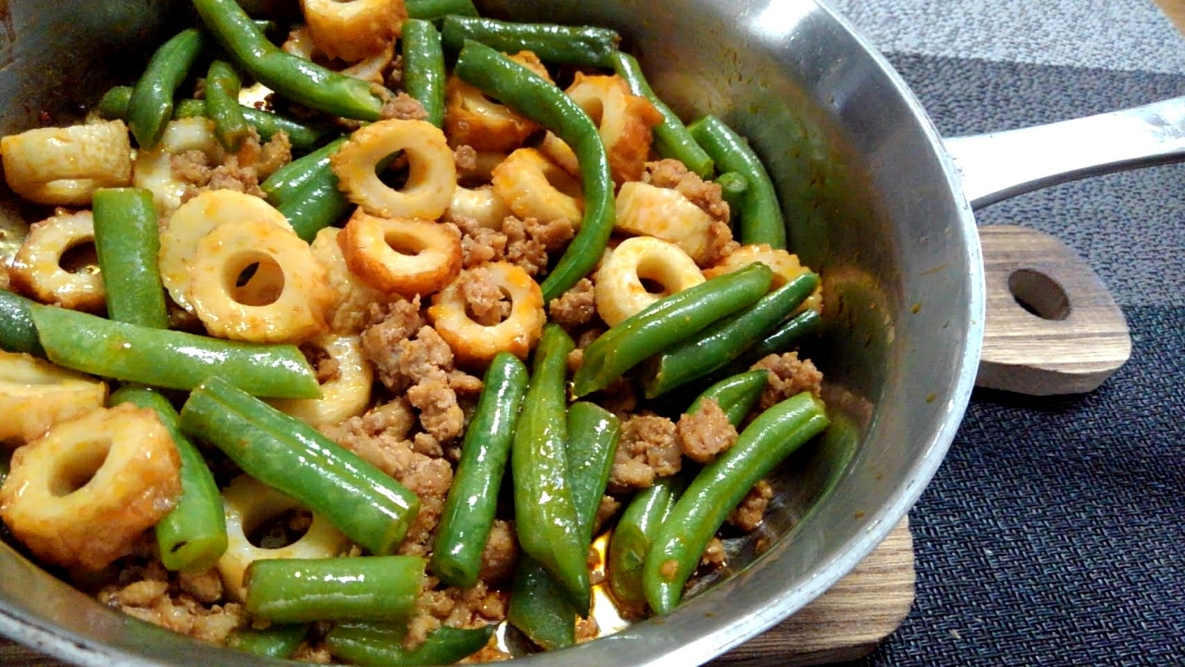 花椒辣醤で作る豚ミンチとチクワといんげん豆の炒め物