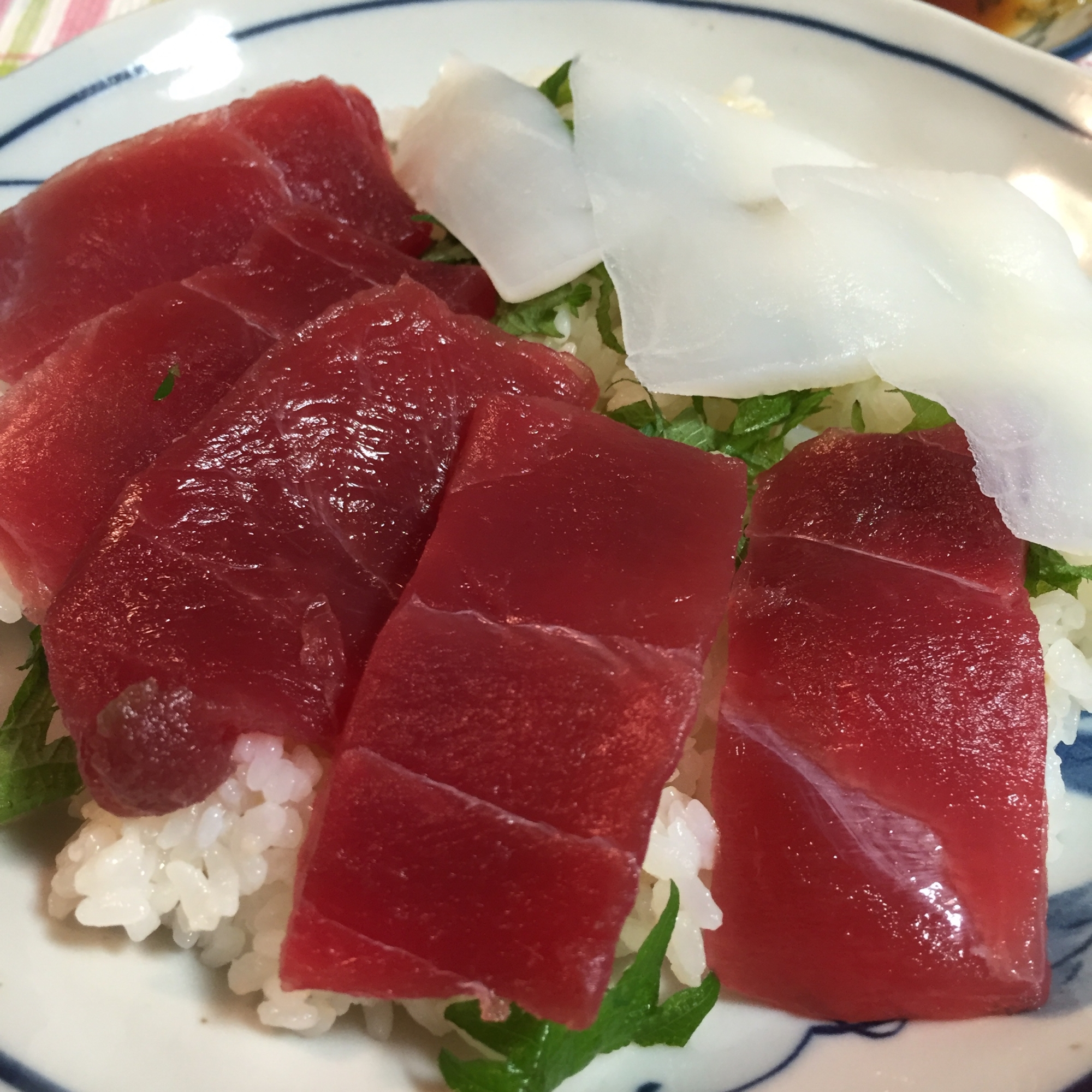 漬けマグロとイカ紫蘇丼