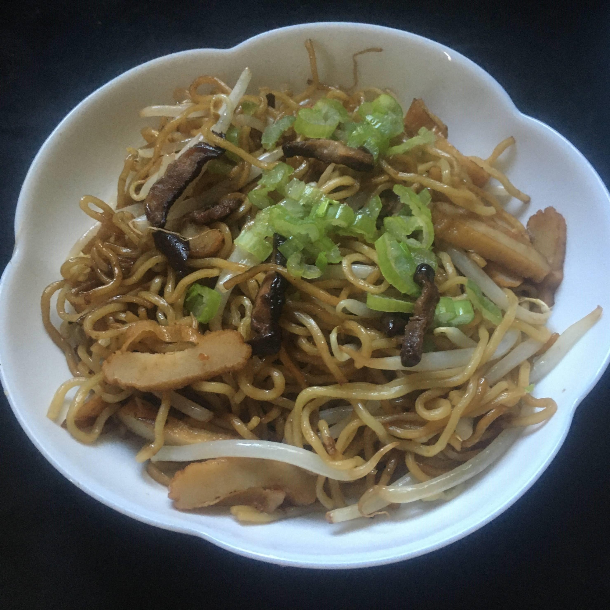 さつま揚げ、しいたけ、もやし、ねぎのソース焼きそば