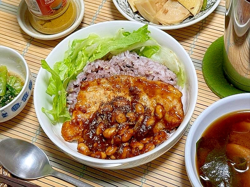 豚カツ用の豚さん焼いてお豆とデミソスぶちこんだ煮丼