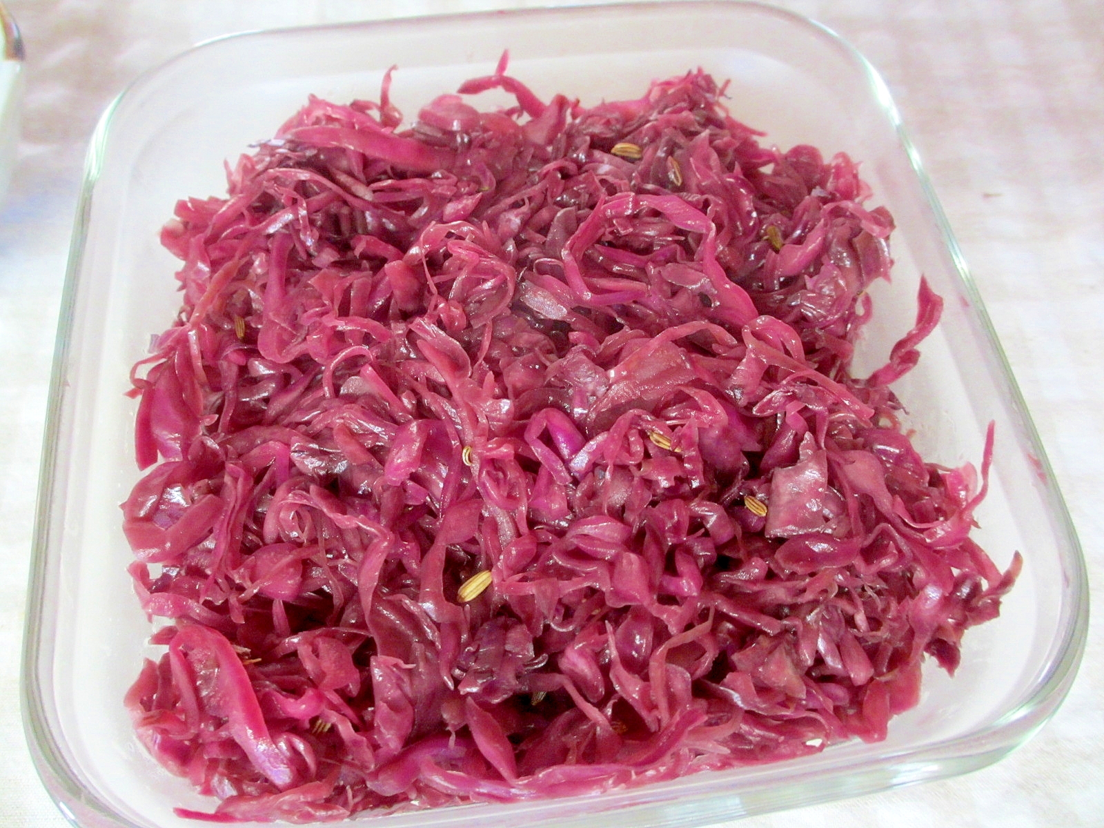 透明の皿に入った紫キャベツのお酢炒め