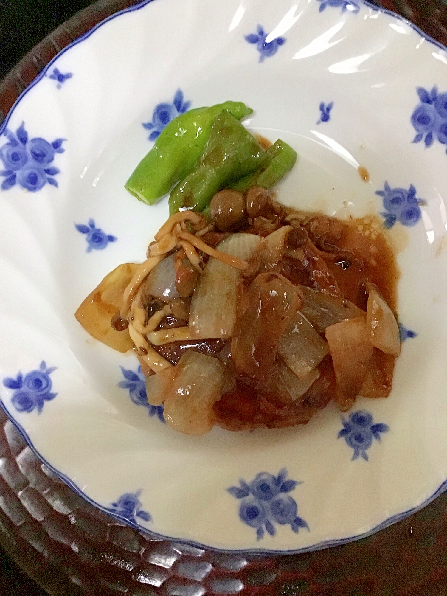 シメジと玉ねぎソースの粉チーズ入りハンバーグ。
