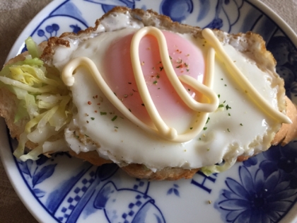 春キャベツとめだま焼きのオープンサンド