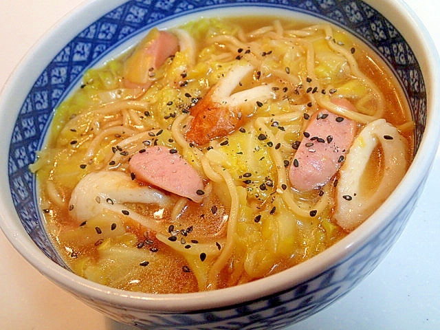 キャベツと竹輪とウインナーの煮込みラーメン♬