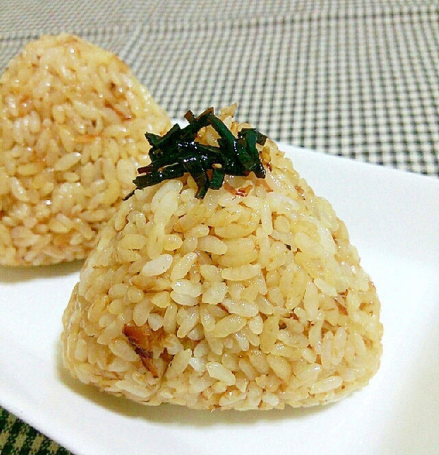 おかかの混ぜご飯で❀昆布のおにぎり