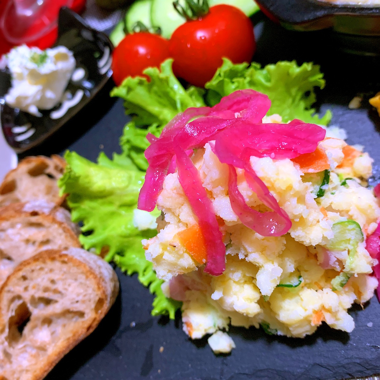 基本的でカラフルな簡単ポテトサラダ