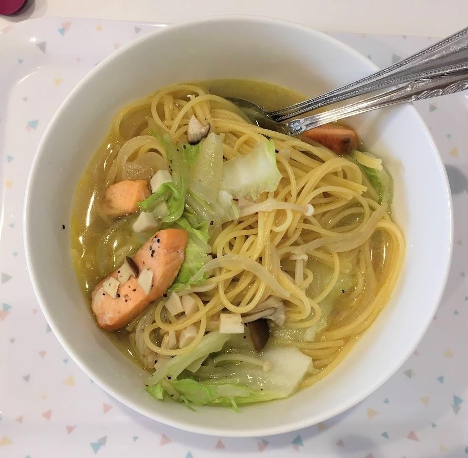 スモークサーモンと白菜ときのこミックスのパスタ