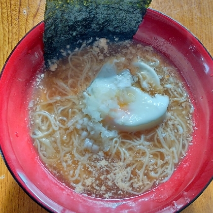 試してみたくてチャレンジしました。夏の残りの素麺がラーメンに変身できました。しかし、香味ペーストを使ったので、味が濃くなってしまいました。明日リベンジ！