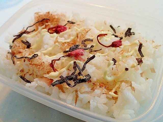 お弁当　削り節と塩昆布と桜のご飯