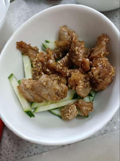 濃い味付けにご飯が進む？豚こまの甘辛ごま炒め♪