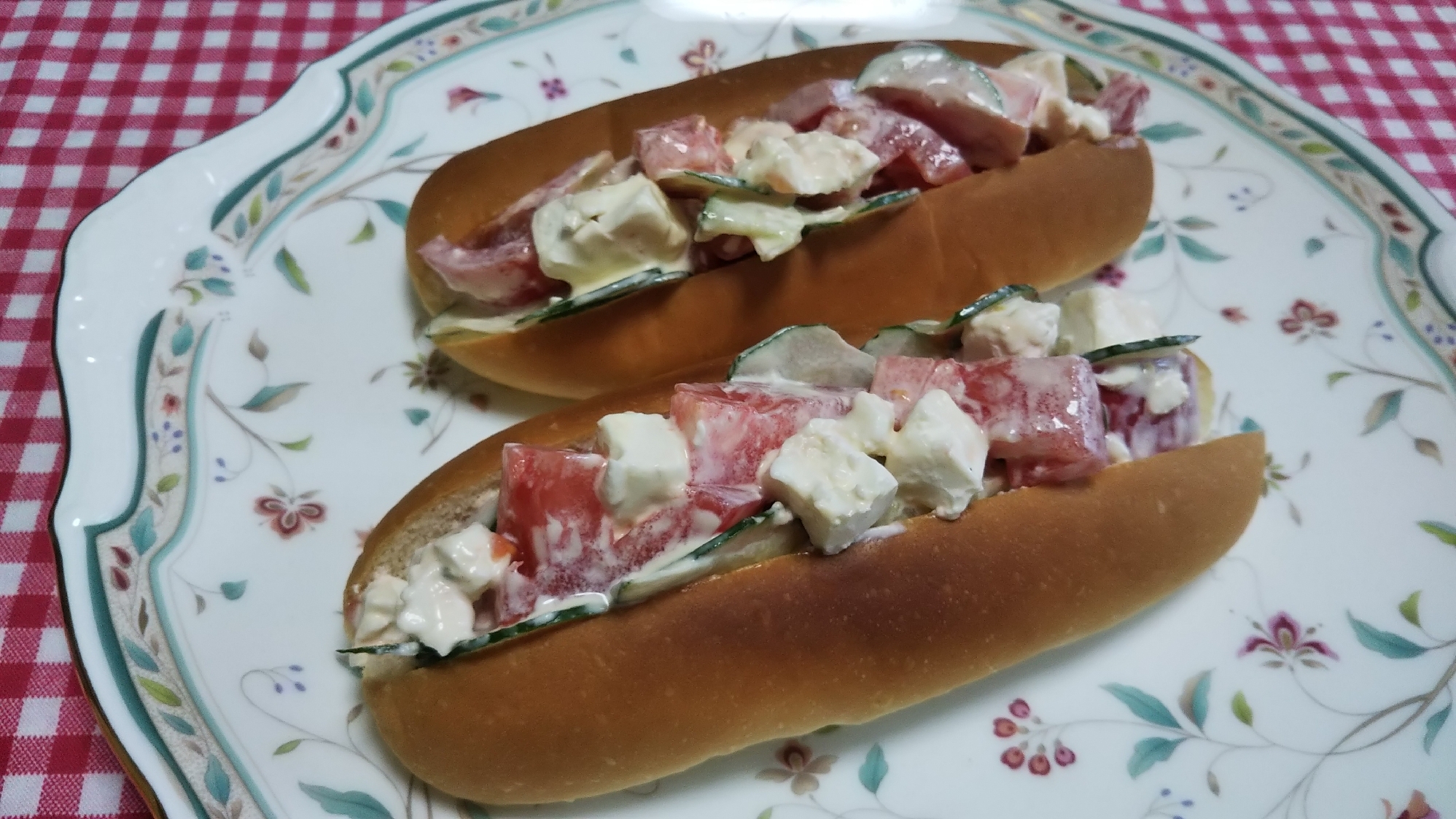 クリームチーズとトマトときゅうりのホットドッグ☆