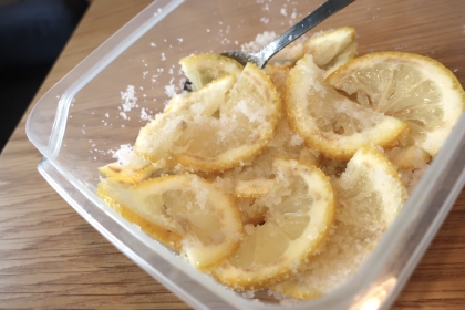 冷蔵庫で持て余していた実家の無農薬レモンで作ってみました！完成が楽しみです。初めてなので、塩レモンレシピも色々チャレンジしてみたいです！