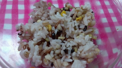 今朝はおにぎり用に雑穀米で！
朝にお酢ナシのご飯たいたのひさびさかも(((^_^;)
つやつやおいしかったです！
ごちそうさまぁ♪