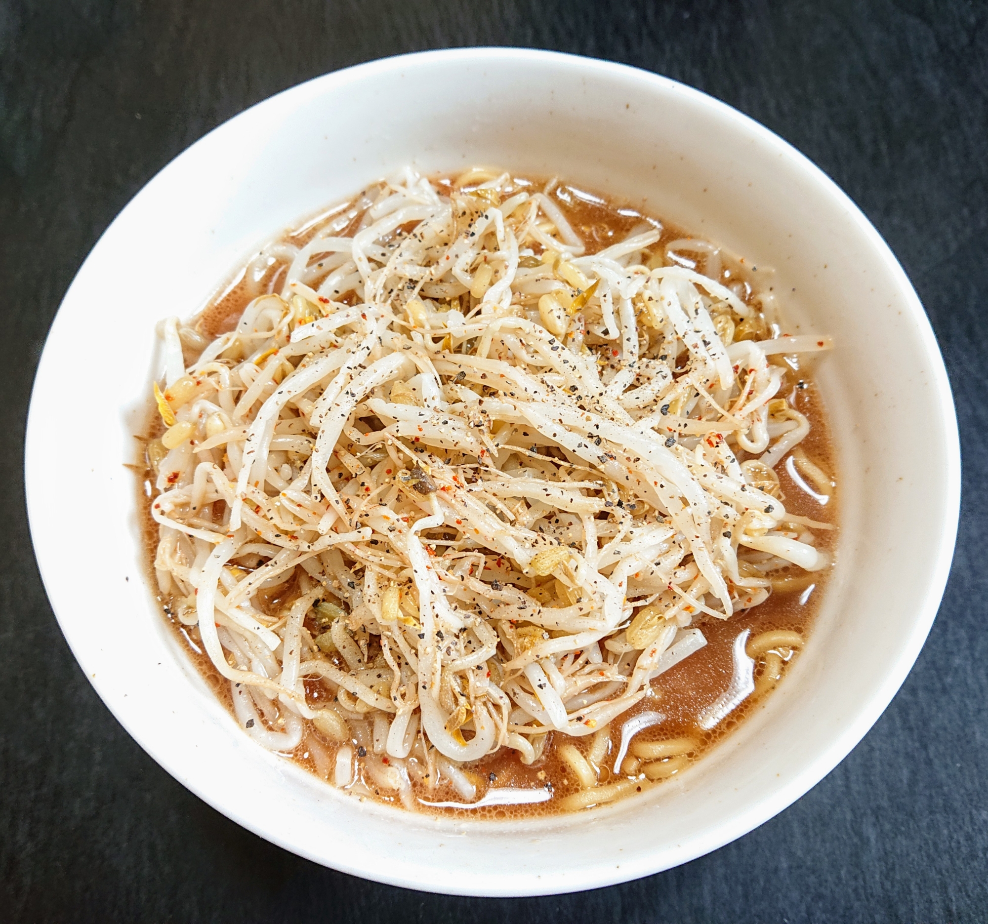 チルドで☆たっぷりもやしのピリ辛豚骨醤油ラーメン