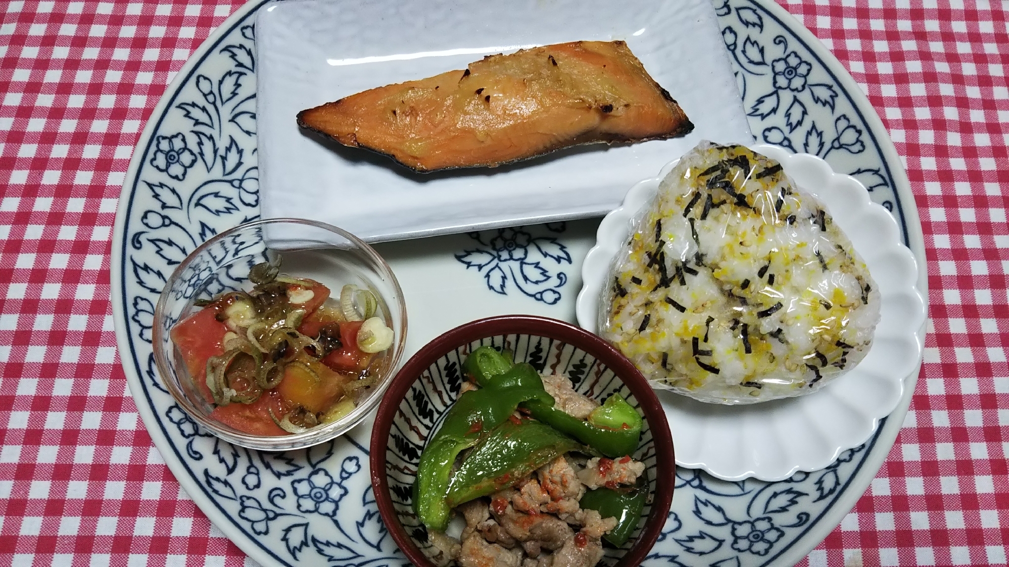 鮭の西京味噌焼きとピーマン肉炒めとおにぎりの朝食☆