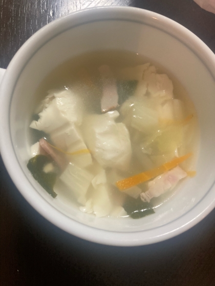 レタスとベーコンと豆腐のスープ