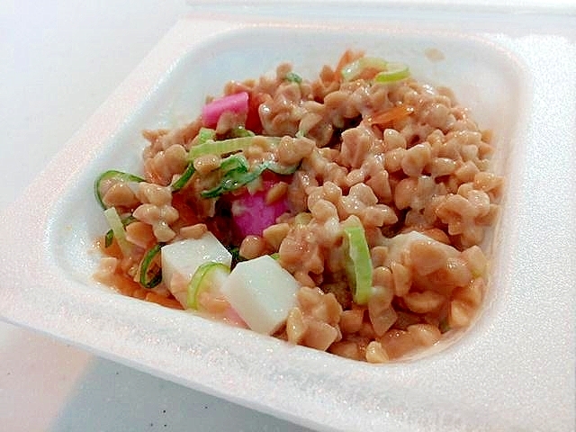 板かまぼこ・ハム・人参・九条葱のひきわり納豆