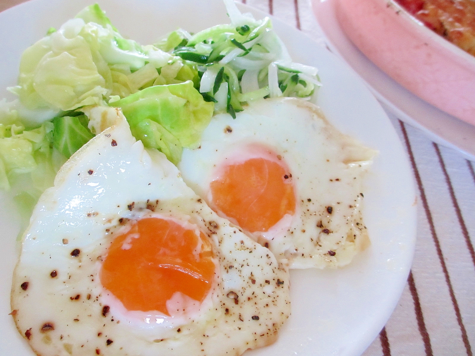 目玉焼きと春キャベツのプレート