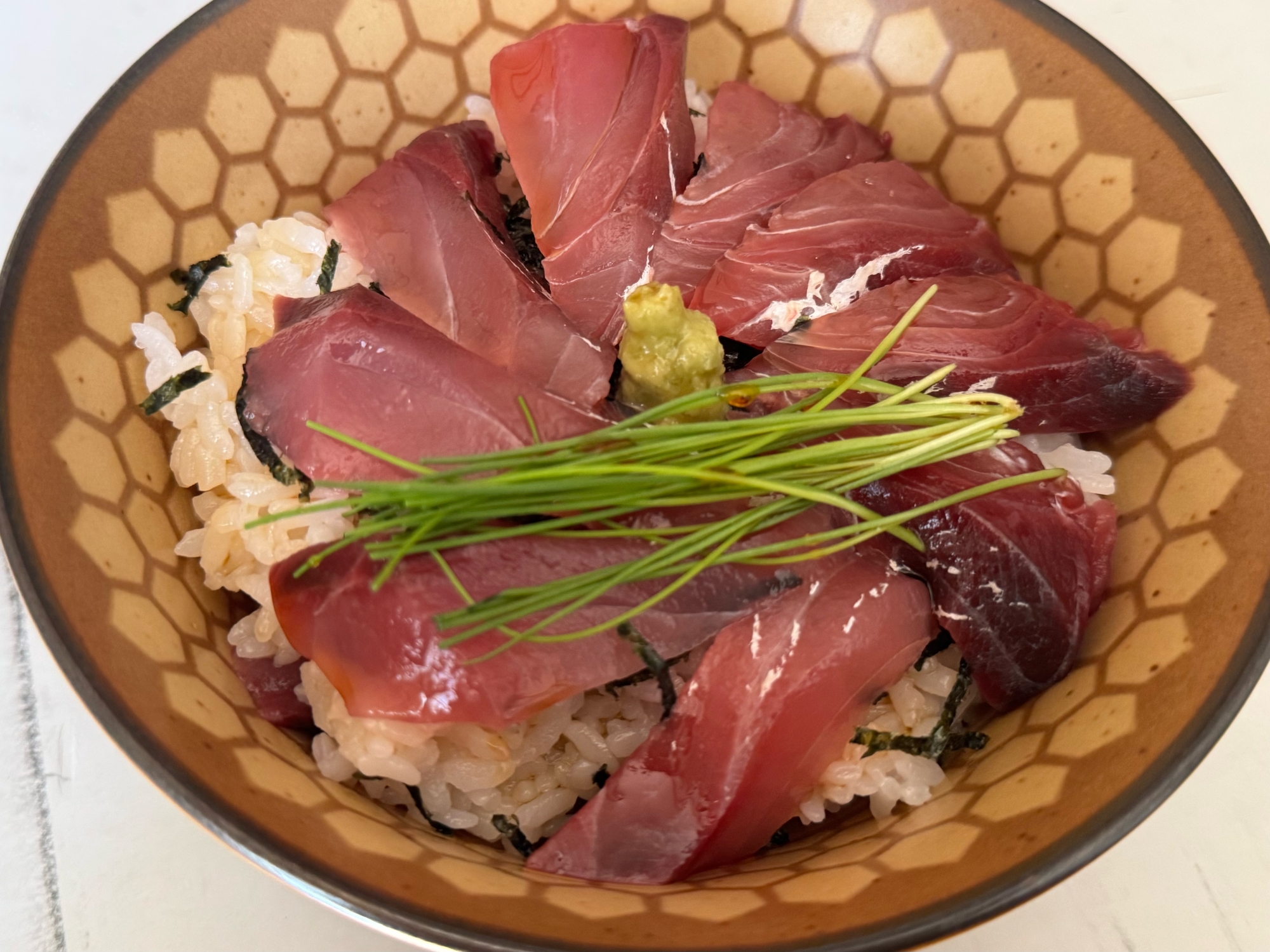 これ、マグロじゃないんです。ハチビキの鉄火丼◆