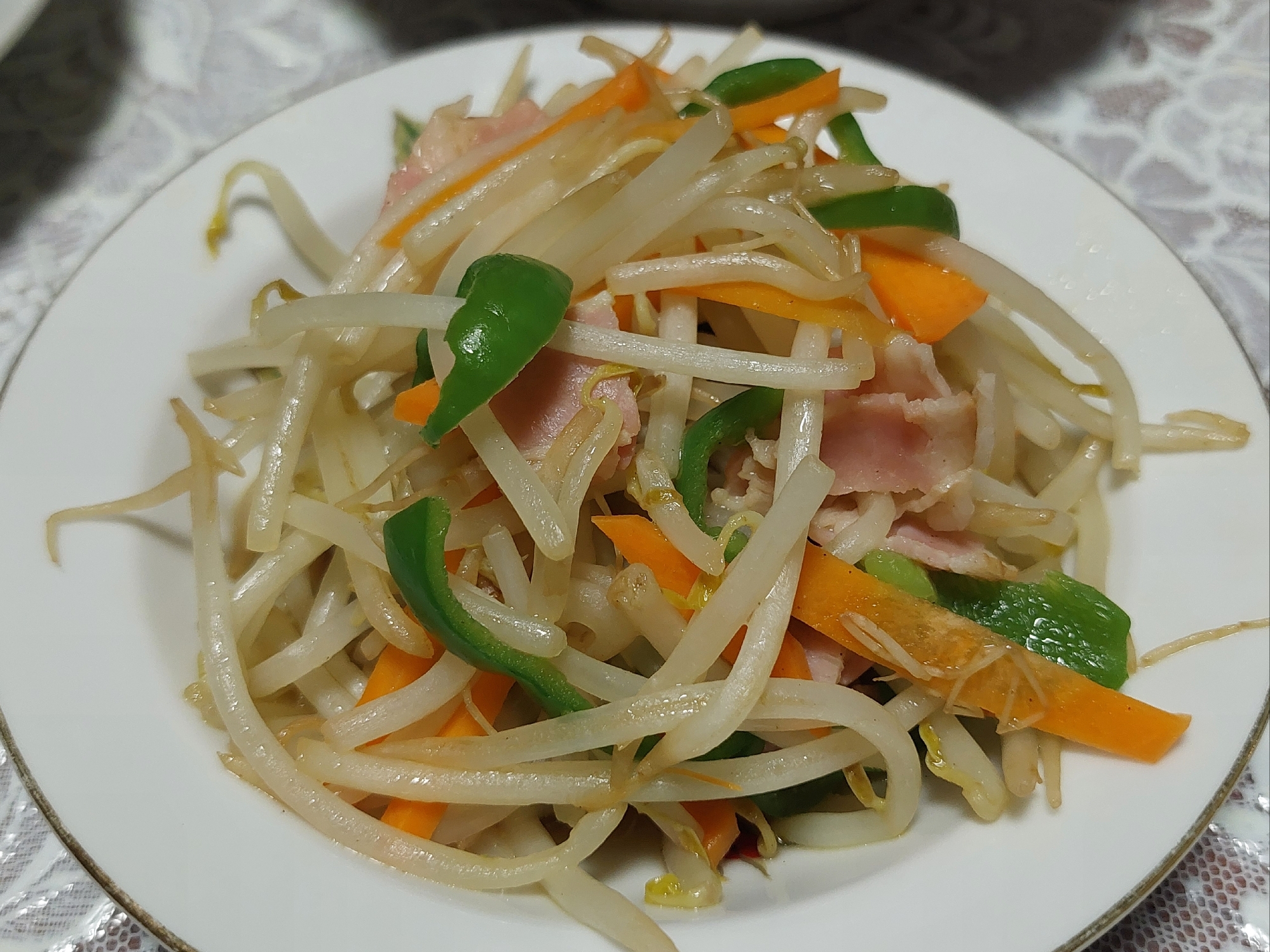 もやしとベーコンの野菜炒め
