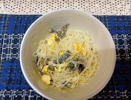 ぷるぷる食感♡生きくらげと卵の春雨サラダ