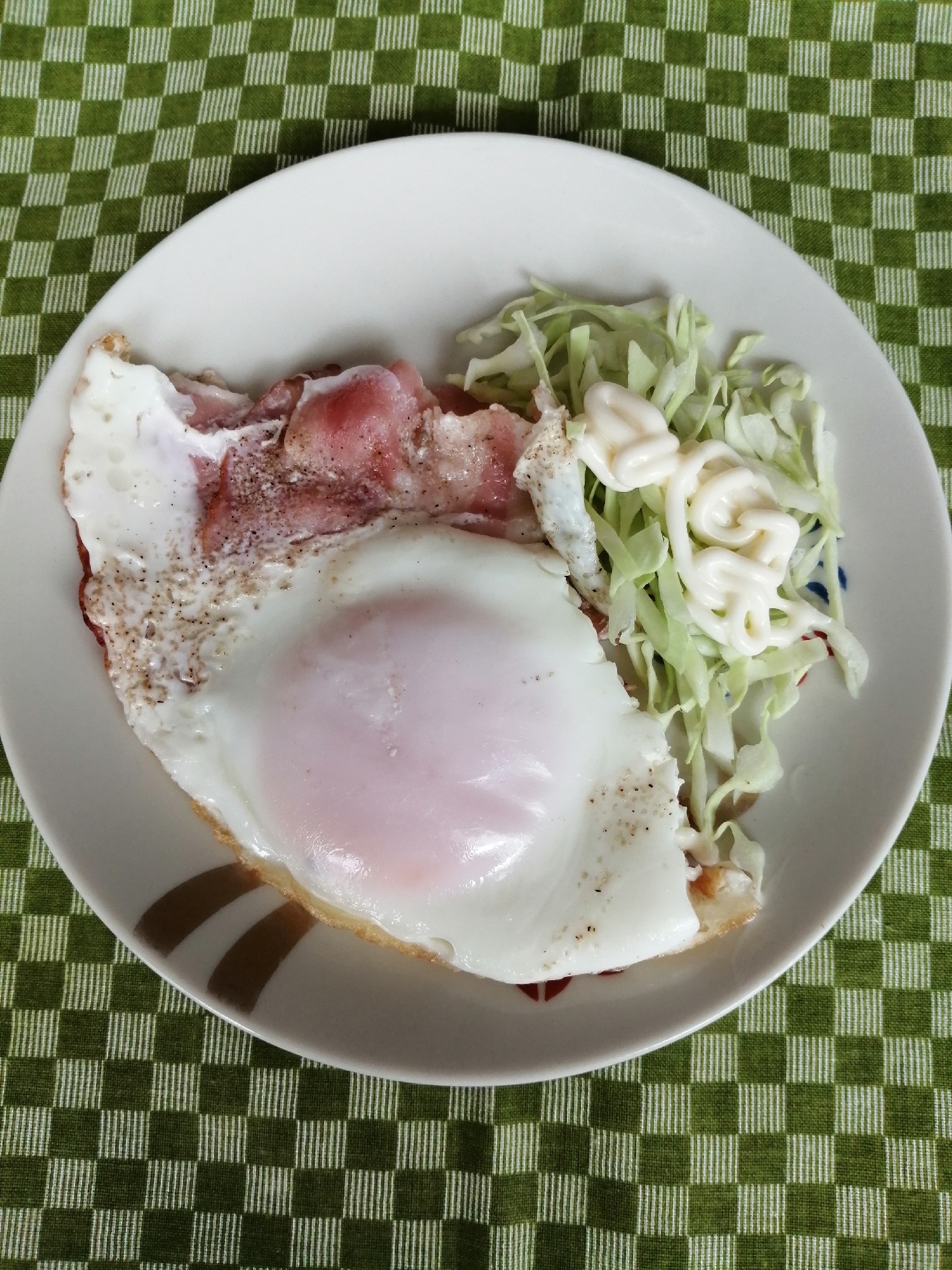 ベーコン目玉焼きとキャベツサラダ