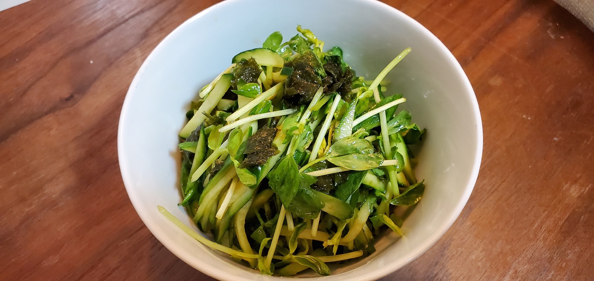 豆苗ときゅうりのグリーンサラダ