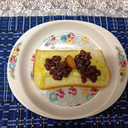 ヨーグルト入りあんことアーモンドのトースト