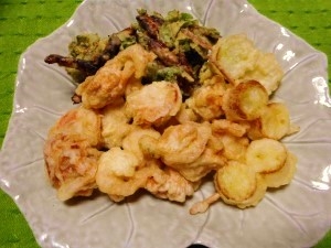 ベビーホタテに普通の長葱、生の青紫蘇でしたので魚の方に味付き、ワカサギの佃煮と合わせて　かき揚げにしました。フライパンで天ぷらにも！ご馳走さまでした♪