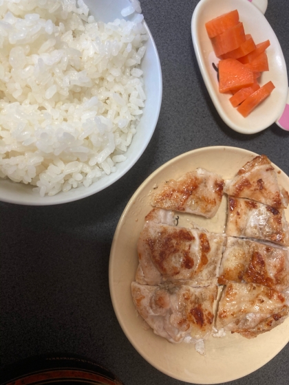 鶏肉が安かったのとアヒージョの残りで作れるものを探していたらちょうどよかったのでつくりました！
じっくり焼いたことでお店で食べるぐらいふわふわで美味しかったです