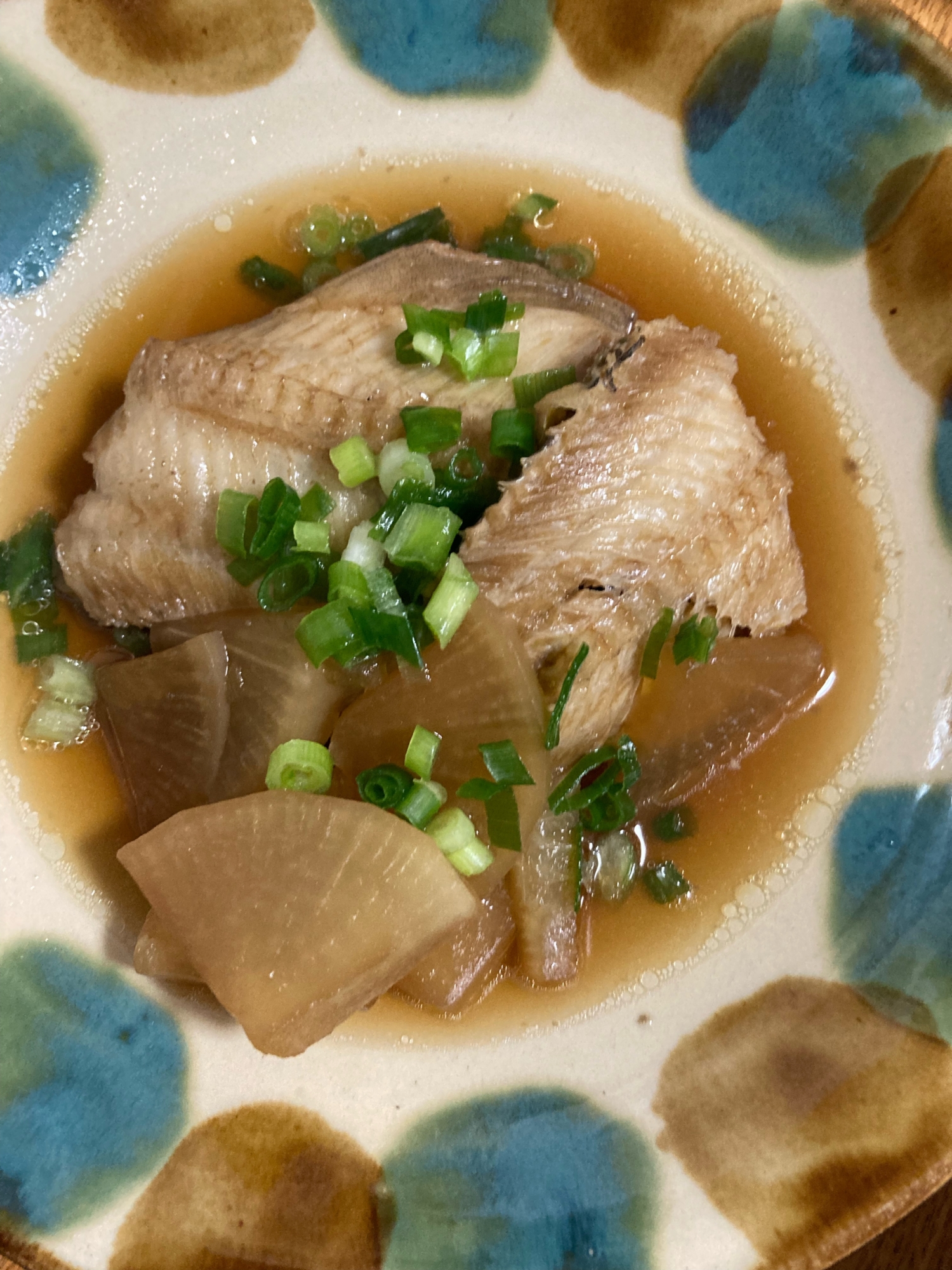 皿に盛られた生ホッケと大根の煮物