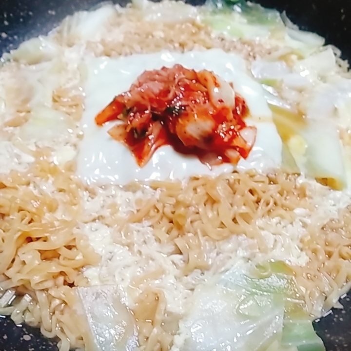 キャベツ　キムチ　チーズの鍋〆チキンラーメン