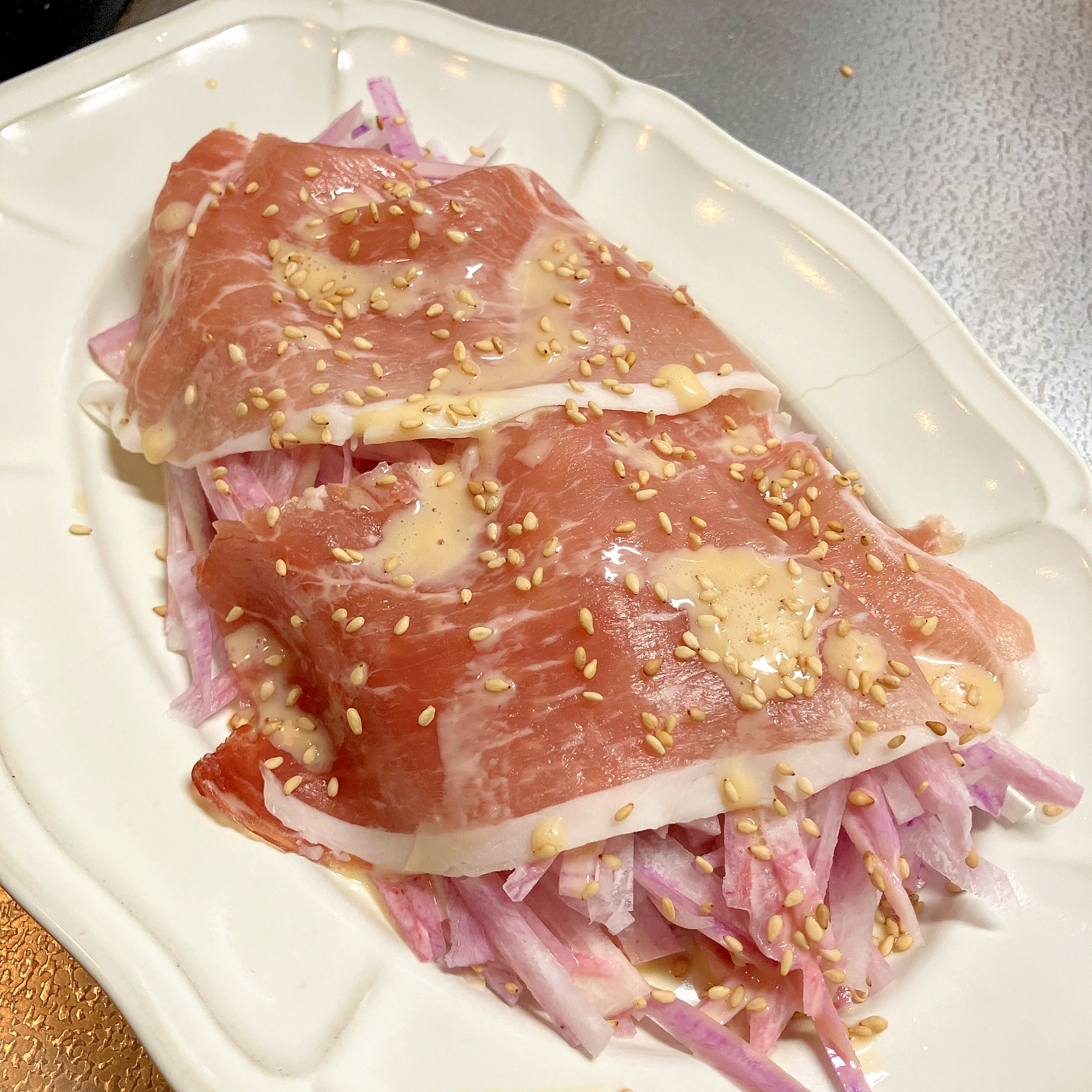 簡単華やか★紫大根とハモンセラーノのサラダ