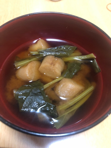 板わかめとほうれん草とお麩のお味噌汁(赤だし)