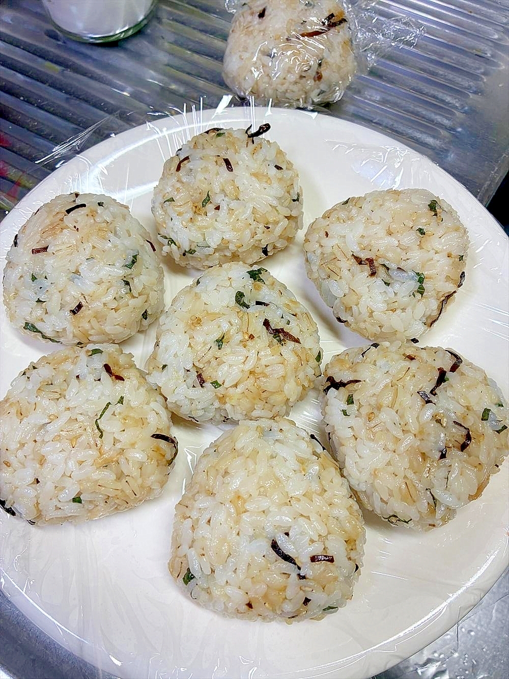 麦ごはんの混ぜ混ぜおにぎり大葉に白ごま・塩昆布！