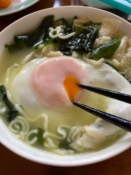 塩ラーメンですが目玉焼き・ニンニク・胡麻油を参考にさせて頂きました。美味しく出来ました