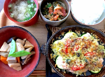 じゃがいも＆トマトに乗った鶏の香草パン粉焼き