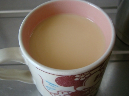 今朝一番に飲みました～ヽ(*´∀`)ノ右にちらり見えるのが茶葉を入れたサーモボトル。昨夜入れっぱなしで濃く出てたけど、牛乳のお蔭でまろやか旨～❤美味しかった❤