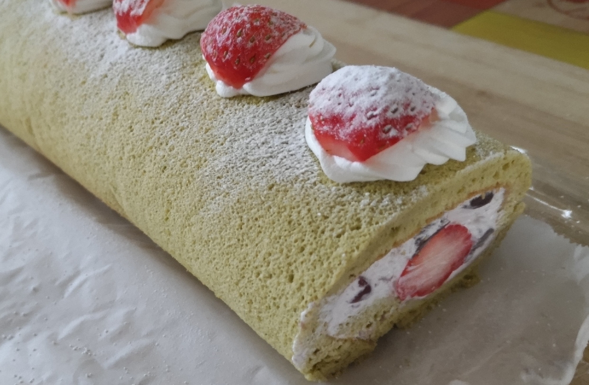 抹茶と苺のロールケーキ