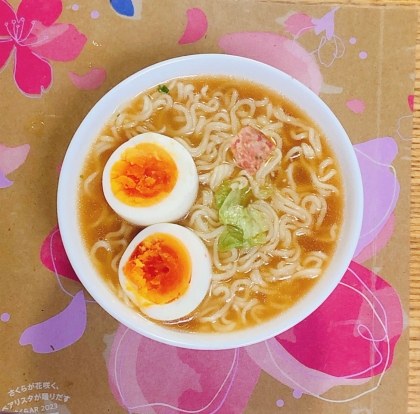 醤油ラーメン ゆで卵炒めたハム法蓮草しめじのせて