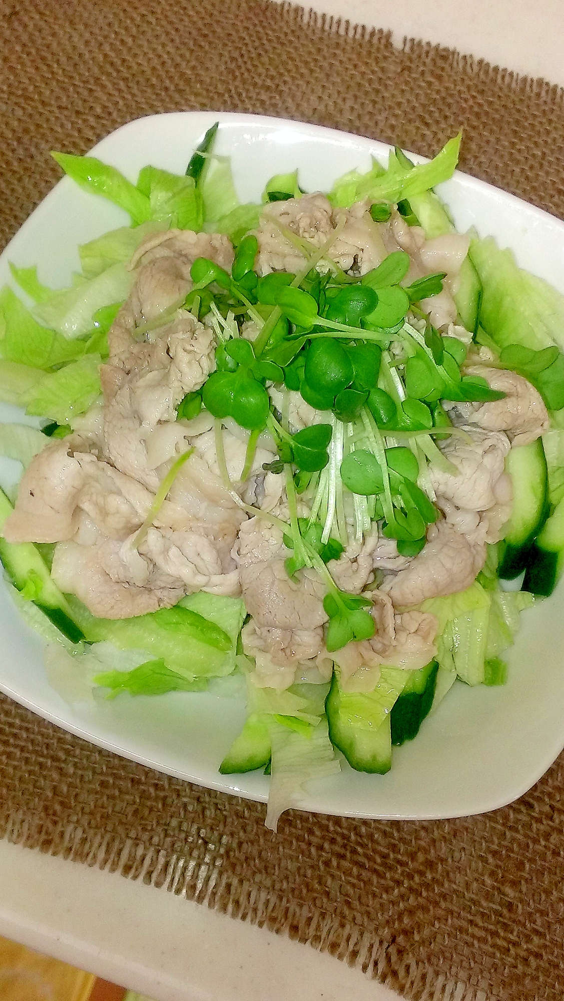 簡単！豚肉とレタスのにんにくサラダ♪