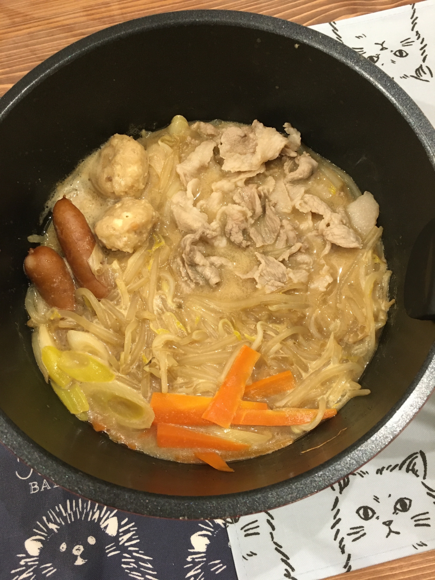 豚骨醤油鍋　〆は焼きそば麺