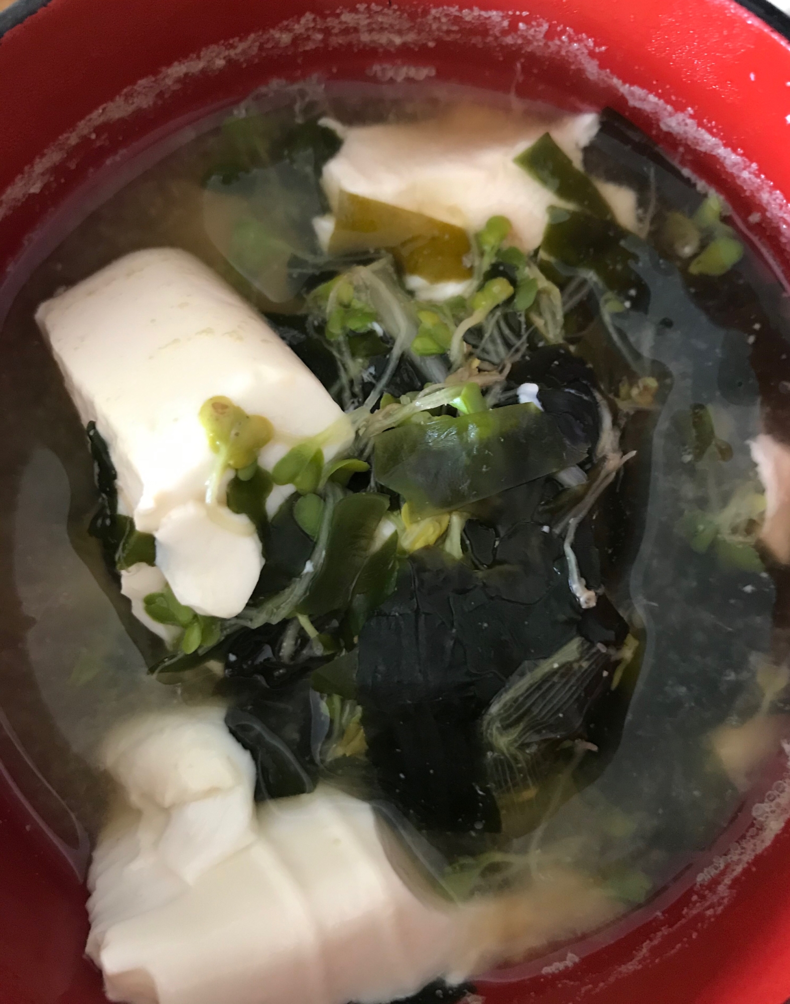 ブロッコリースプラウトとニラと豆腐の味噌汁